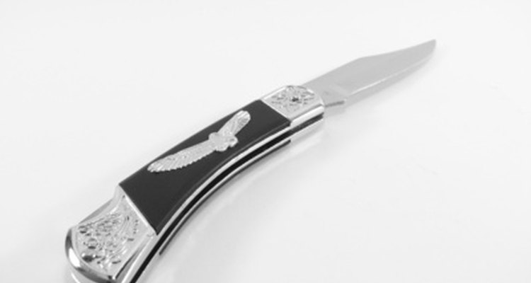 Un cuchillo de bolsillo es una herramienta versátil para abrir el plástico.