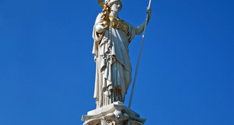 Atenea lleva un búho y una lanza en sus manos.