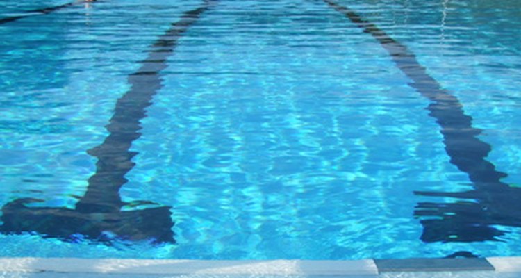 Como devem ser tratadas as vítimas de intoxicação por cloro de piscina?