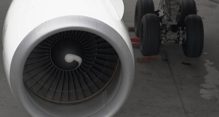 Los ingenieros aeroespaciales diseñan partes de aeronaves.