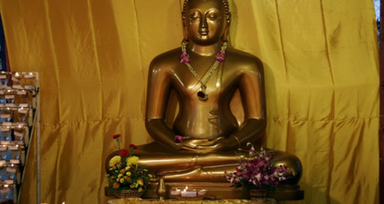 Una estatua de Buda en la pose de meditación.
