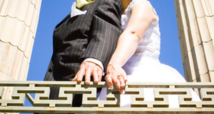 As alianças de aço inoxidável se tornaram uma escolha popular para casamentos