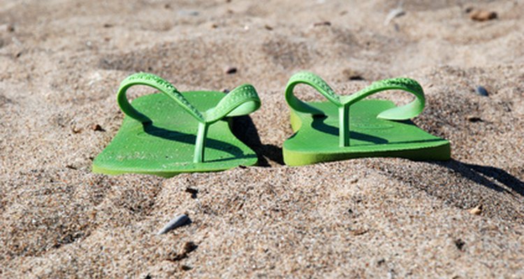 Las sandalias de goma son el calzado adecuado sólo para las bodas en la playa más informales.