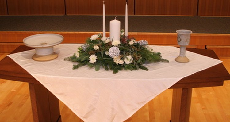Un centro de mesa con un motivo cristiano para celebrar la Primera Comunión.