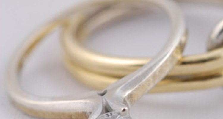 Se recomiendan ciertas normas de etiqueta al usar anillos de compromiso y boda.