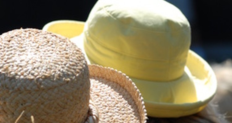 Si te inclinas por sombreros de paja o rafia elige aquellos con una línea de protección solar.