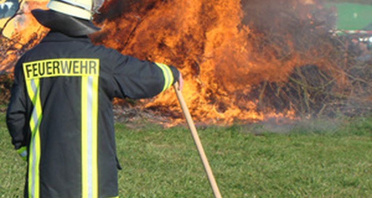 La vestimenta para combatir las quemaduras es esencial para el trabajo de un bombero.