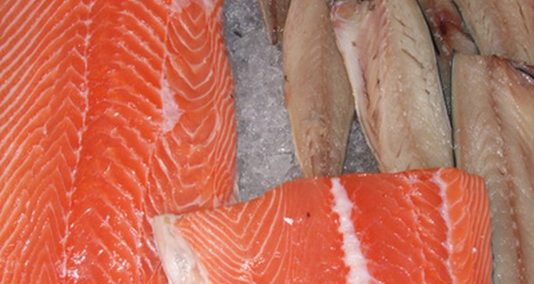 Los pescados deben estar adecuadamente refrigerados para mantenerlos frescos.