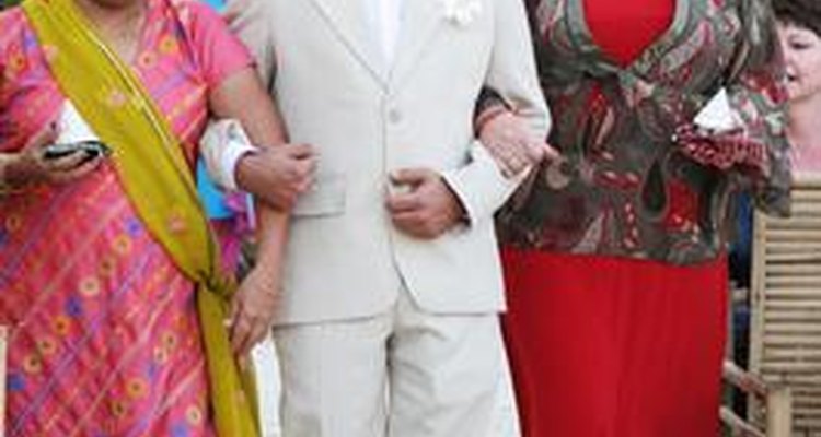 Los invitados a las bodas indias o los miembros de la parte de la novia podrían querer vestirse de manera tradicional.