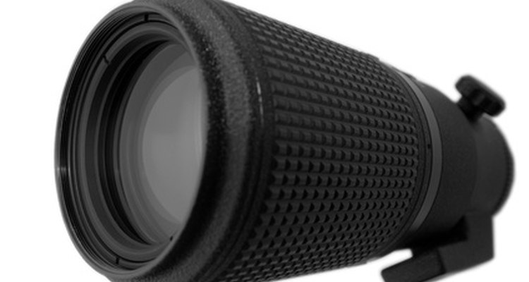 Uma lente de aumento de máquina fotográfica pode ser utilizada como um telescópio