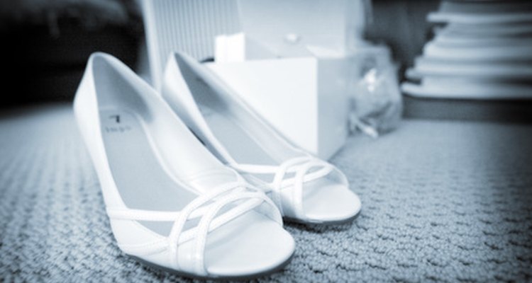 Los juegos de boda que involucran zapatos son comunes en las recepciones de bodas.