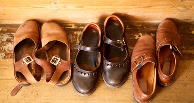 El espray para estirar calzado puede ser usado para estirar todas las variedades de zapatos de cuero.