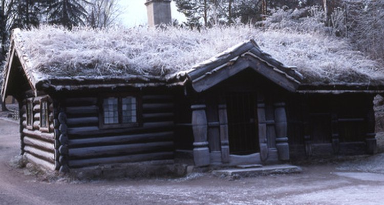 Uma casa antiga feita com madeira pode ser reforçada com pedras ou tijolos