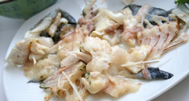 Espinhas de peixe que se alojam na garganta podem causar dor