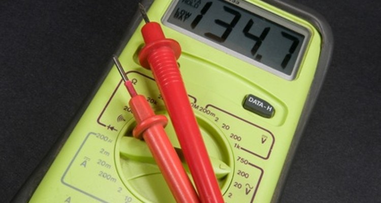 Teste a bateria com um voltímetro barato ou um testador próprio