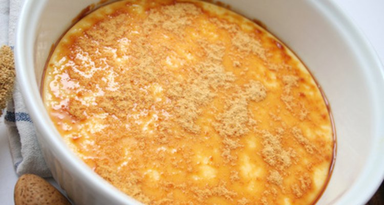 La crème brulée es un postre hecho con azúcar cristalizada en la parte superior.