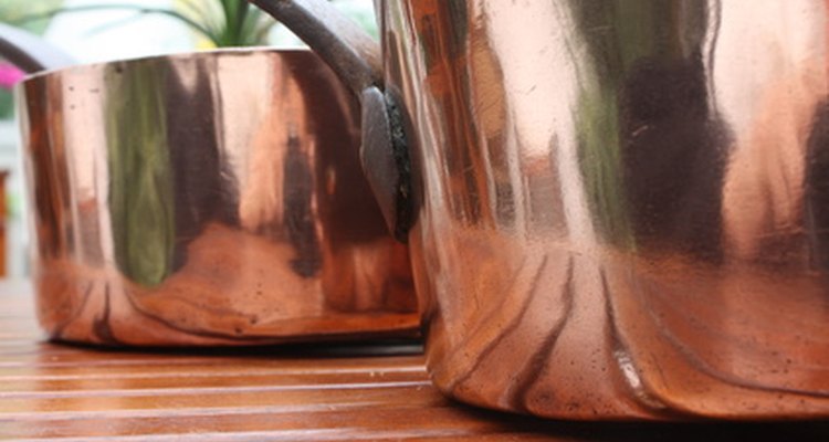 O limpador de metais, Brasso, é eficaz na limpeza de tachos de cobre e panelas