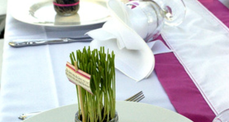 Pon centros de mesa sobre platos para que los invitados se lleven a sus casas.