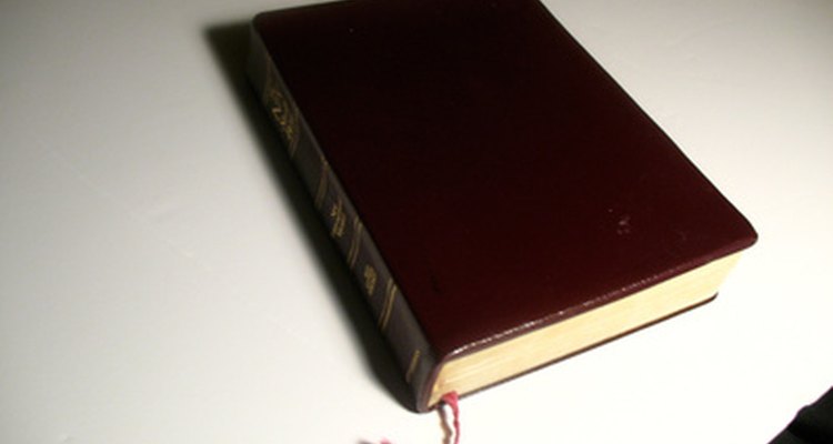Los cristianos creen que la Biblia es un libro escrito por personas que fueron inspiradas por Dios.