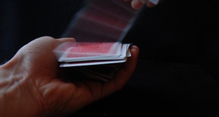 Embaralhar cartas de tarô não é diferente de embaralhar cartas de pôquer