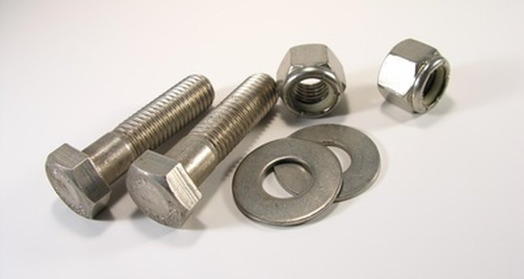 Os parafusos de aço inoxidável A2 e A4 são usados por suas qualidades não-corrosivas