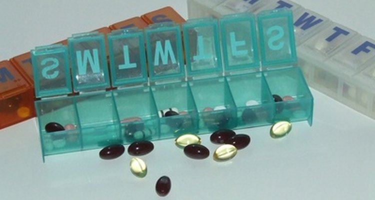 Un técnico de farmacia ayuda al farmacéutico a entregar los medicamentos.