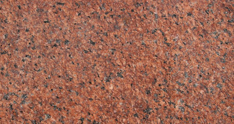 O granito é uma pedra natural sujeita a fissuras, buracos e pontos fracos