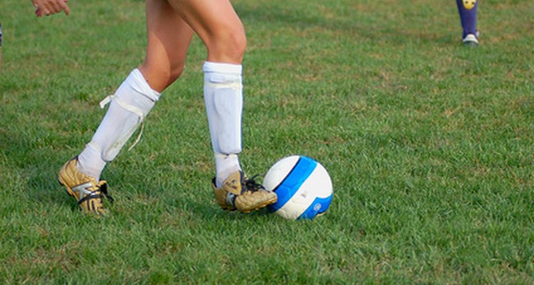 As chuteiras de futebol são projetadas para fazer com que o sapato se segure à grama, impedindo que você deslize demais ou caia