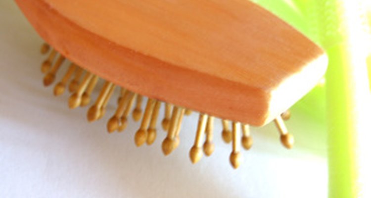 Encontrar grandes cantidades de cabello en tu cepillo cada día es una causa de preocupación.