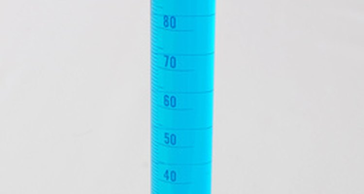 Un cilindro graduado facilita la medición del volumen de un líquido.