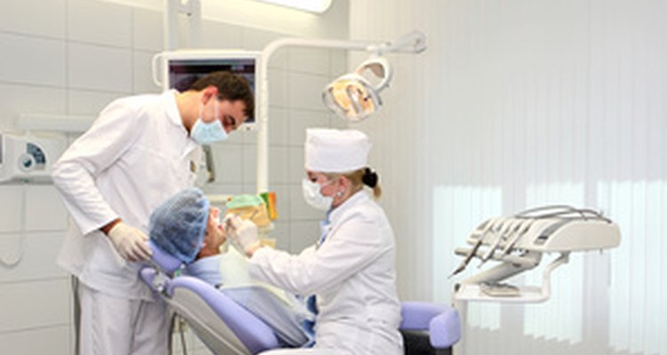 Los higienista dental preparan a los pacientes para ver al dentista