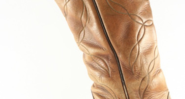Las botas Buckaroo tienen piernas largas y asas en contraste con las correas.
