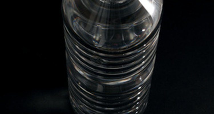 Corta la tercera parte superior de una botella de 2 litros (0,53 gal).