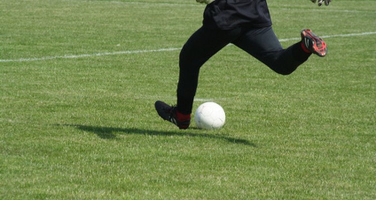 Cole a sua chuteira antes do próximo jogo de futebol