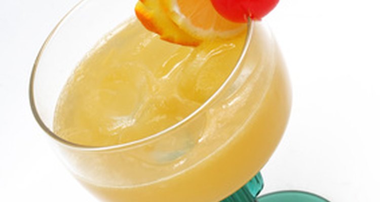 El licor casero de naranja le da a los cócteles un vibrante sabor a cítrico.