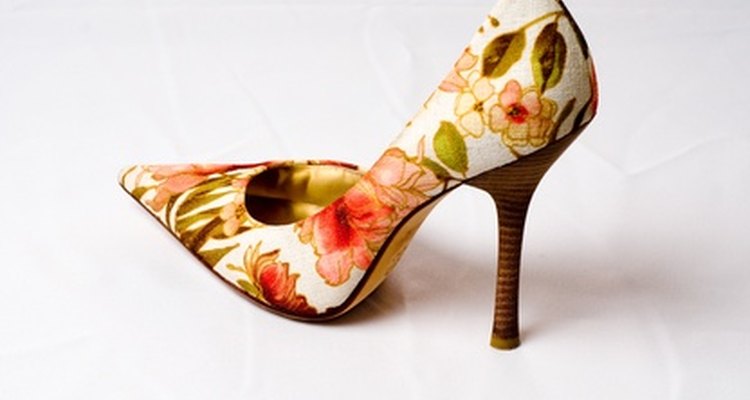Ponte botas altas o tacones verdes. También pueden funcionar unos con motivos florales.