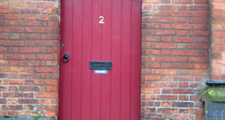 Una puerta de color rojo hace que la gente distinga tu casa y los invita a pasar.