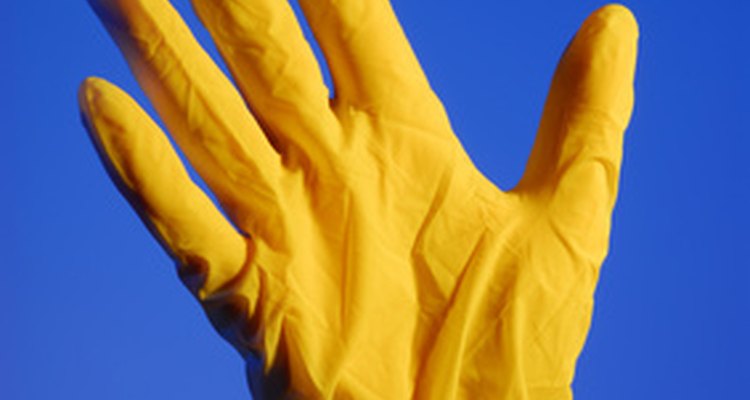 Usar guantes protege las manos en contra de los químicos peligrosos.