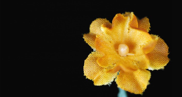 Use flores de seda para fazer um arranjo floral