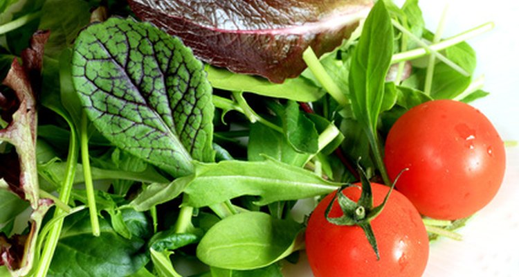 Se você é alérgico, verifique cuidadosamente a presença de rúcula em saladas, um vegetal folhoso verde, longo e fino