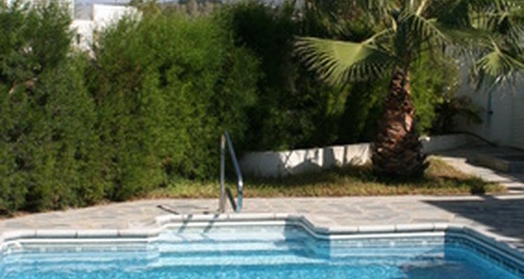 Un limpiador de piscina Baracuda puede atorarse cerca de las escalones o escalera; prevenlo limpiando el resto de la piscina.