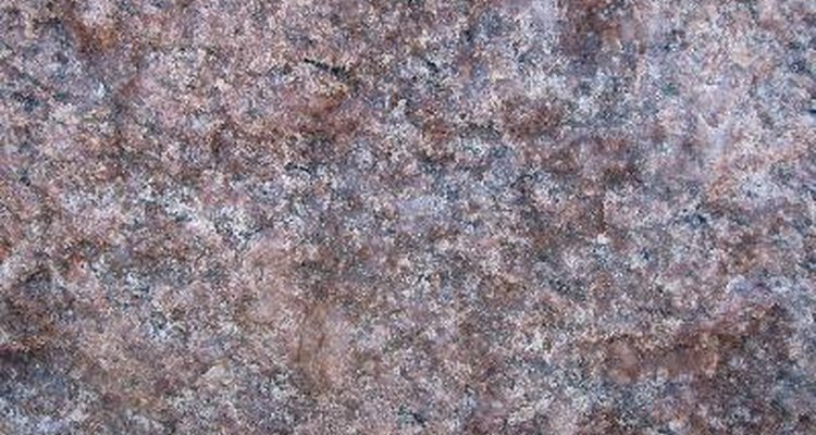 Use água oxigenada e uma flanela branca para limpar superfícies de granito