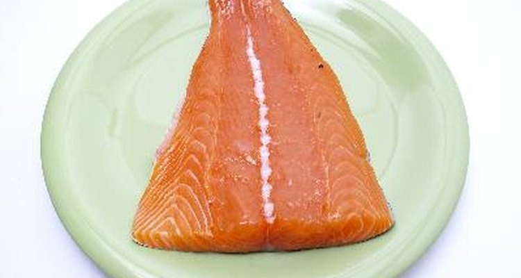 El salmón es una opción saludable: es alto en proteínas y ácidos grasos omega-3.