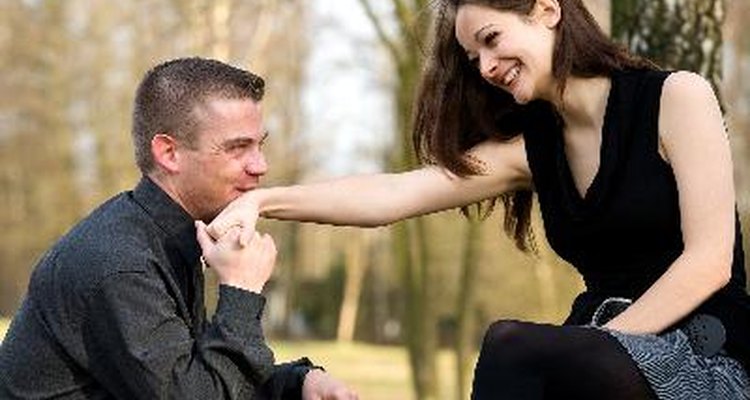 Besar la mano a una mujer es un gesto muy romántico.