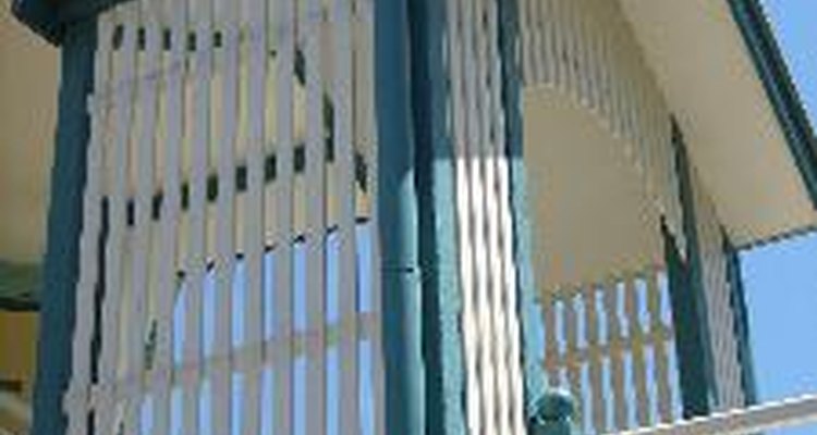 La plomada es una herramienta muy socorrida en la industria de la construcción para obtener alineamientos verticales exactos.