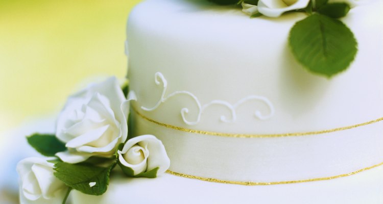 La pasta de azúcar aporta a los pasteles de boda una apariencia de fina perfección.