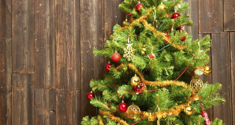 Usa listón con alambre en colores navideños para diseñar un adorno personalizado para tu árbol.