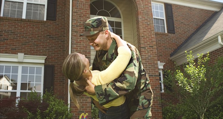 Al vivir en una base militar, una vivienda de calidad gubernamental es proporcionada a las familias.