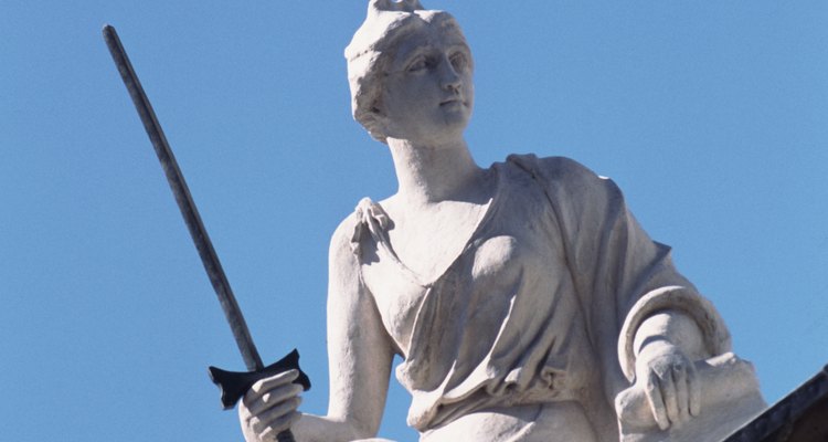 La mediación es una alternativa menos formal en el que un tercero neutral negocia con ambas partes y trata de llegar a un compromiso entre las partes.