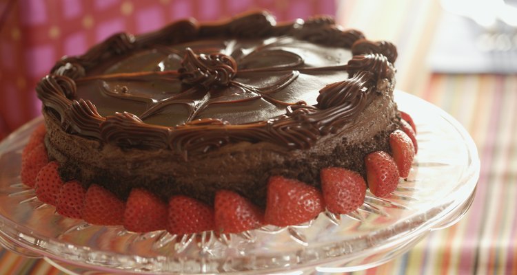 Los pasteles de chocolate van bien con los frutos rojos.